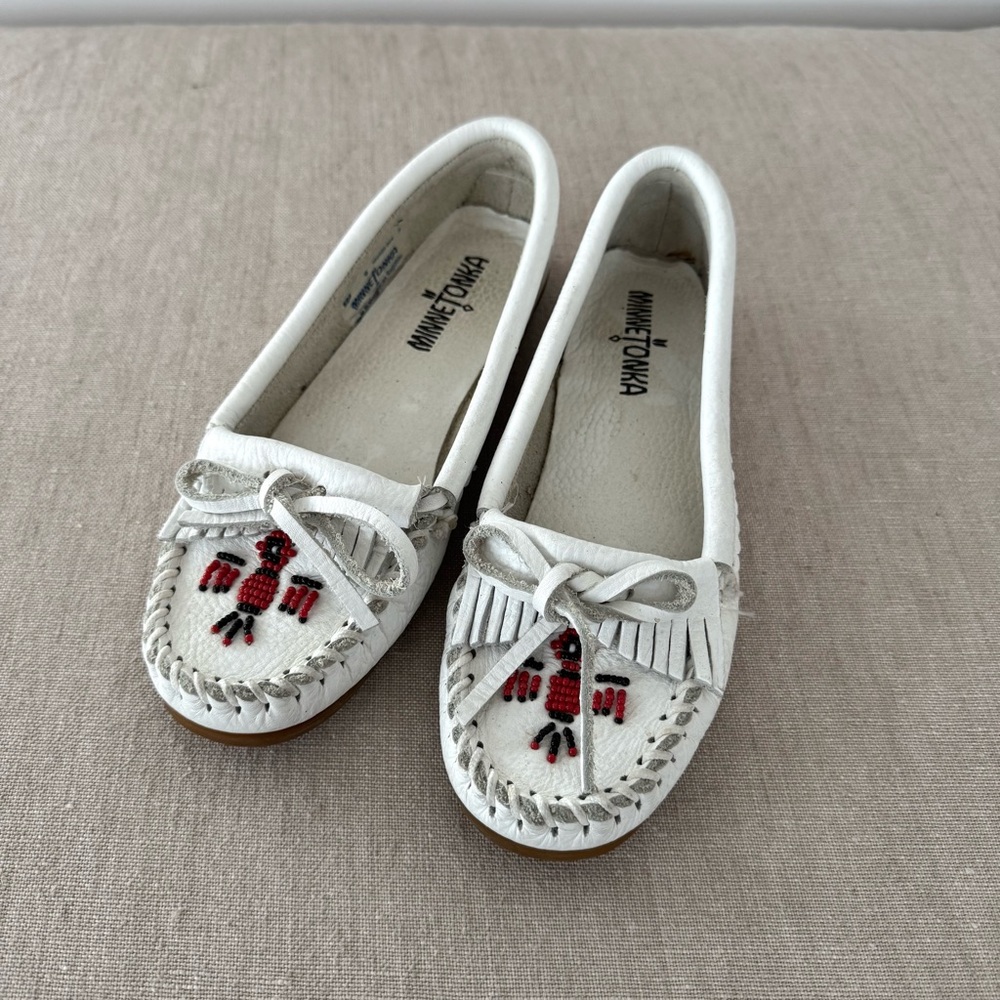 Minnetonka White Moccasins with Fringe and Beaded Design sz 6
